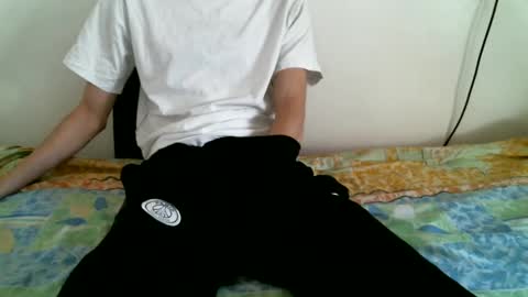 Snapshot of hug_me chatting on 12/12/24, 10:45 Keanu online show from 12/12/24, 10:45