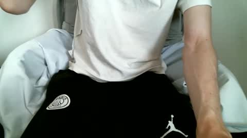 Snapshot of hug_me chatting on 10/09/25, 12:58 Keanu online show from 10/09/25, 12:58