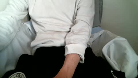 Snapshot of hug_me chatting on 11/07/25, 10:48 Keanu online show from 11/07/25, 10:48