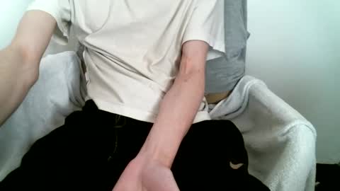 Snapshot of hug_me chatting on 02/12/26, 01:50 Keanu online show from 02/12/26, 01:50