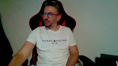 Snapshot of huge__cumshot chatting on 12/16/25, 04:56 huge__cumshot online show from 12/16/25, 04:56