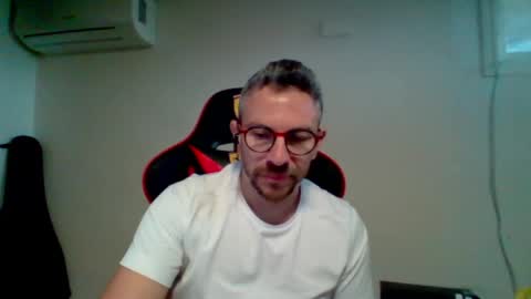 Snapshot of huge__cumshot chatting on 04/05/26, 02:25 huge__cumshot online show from 04/05/26, 02:25