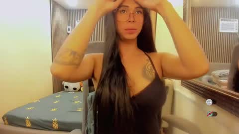 Snapshot of hugecockgoddessxxx chatting on 12/31/24, 01:08 Queen karen grey online show from 12/31/24, 01:08