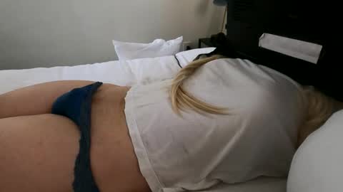 Snapshot of hugecumshots1 chatting on 04/19/26, 03:33 HugeCumshots online show from 04/19/26, 03:33
