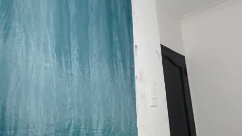 Snapshot of hugedaneska chatting on 12/17/25, 03:01 Danezka online show from 12/17/25, 03:01