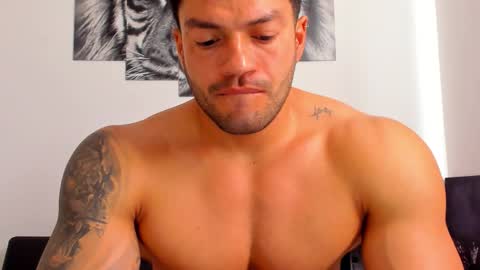 Snapshot of humber_eli chatting on 11/18/25, 01:04 Eli online show from 11/18/25, 01:04