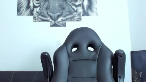 Snapshot of humber_eli chatting on 12/04/25, 01:26 Eli online show from 12/04/25, 01:26