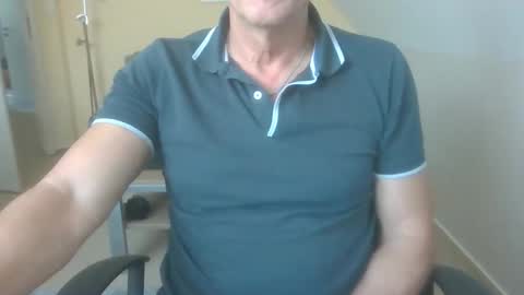 Snapshot of hundeleine chatting on 11/04/25, 10:03 hundeleine online show from 11/04/25, 10:03