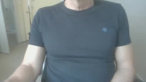 Snapshot of hundeleine chatting on 12/02/25, 08:19 hundeleine online show from 12/02/25, 08:19