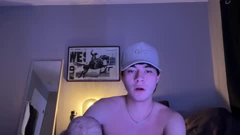 Snapshot of hungc0llegejock chatting on 10/28/25, 01:42 hungc0llegejock online show from 10/28/25, 01:42