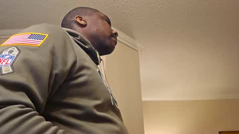 Snapshot of hungluv1 chatting on 11/12/25, 01:06 hungluv1 online show from 11/12/25, 01:06