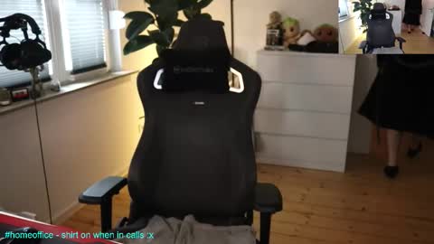 Snapshot of hungry_26 chatting on 12/17/25, 09:37 hungry_26 online show from 12/17/25, 09:37