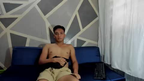 Snapshot of hunk_moreno69 chatting on 05/13/26, 02:31 Roger online show from 05/13/26, 02:31