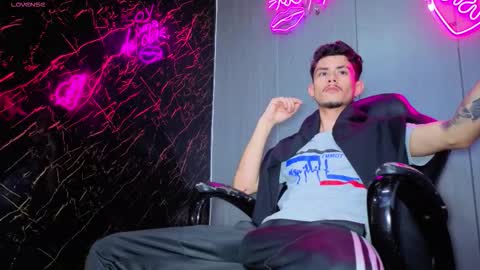 Snapshot of i_am_kelvis_ chatting on 11/11/25, 09:20 kelvis online show from 11/11/25, 09:20