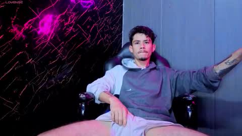 Snapshot of i_am_kelvis_ chatting on 11/17/25, 08:53 kelvis online show from 11/17/25, 08:53