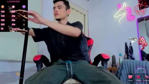 Snapshot of i_am_kelvis_ chatting on 03/07/26, 02:52 kelvis online show from 03/07/26, 02:52