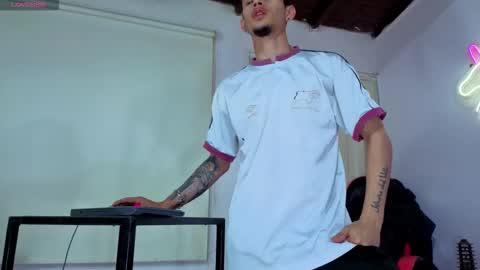 Snapshot of i_am_kelvis_ chatting on 03/13/26, 03:46 kelvis online show from 03/13/26, 03:46