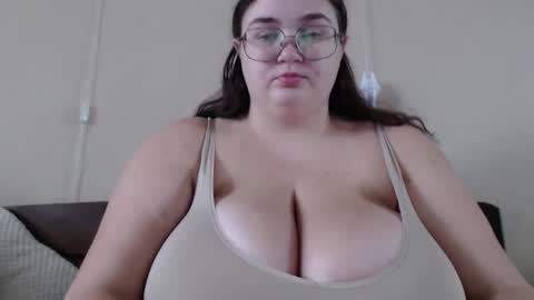 Snapshot of i_fucked_u_yesterday chatting on 10/11/25, 10:03 Dominika online show from 10/11/25, 10:03