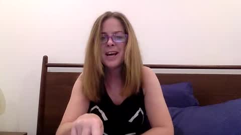 Snapshot of iampoppyy chatting on 10/13/25, 02:33 iampoppyy online show from 10/13/25, 02:33