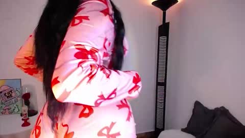 Snapshot of iamroxanne chatting on 11/10/25, 02:43 Camila online show from 11/10/25, 02:43