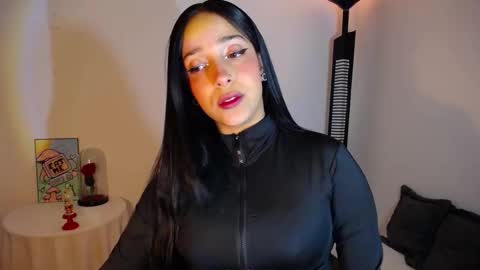 Snapshot of iamroxanne chatting on 11/11/25, 01:49 Camila online show from 11/11/25, 01:49