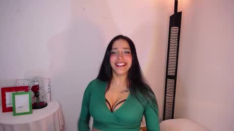 Snapshot of iamroxanne chatting on 12/13/25, 10:59 Camila online show from 12/13/25, 10:59