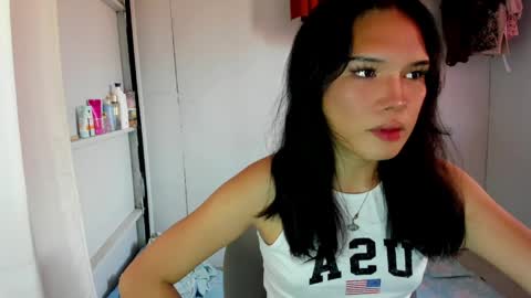 Snapshot of iamyourdesire_ chatting on 04/07/26, 05:19 shhh online show from 04/07/26, 05:19