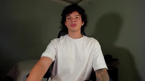 Snapshot of ian_versace chatting on 03/05/26, 02:51 Andres online show from 03/05/26, 02:51