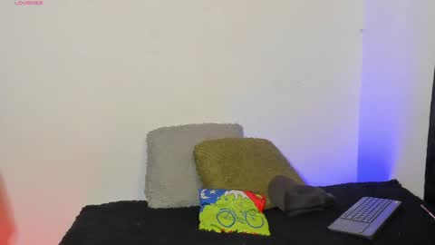 Snapshot of ianlark chatting on 05/19/26, 12:27 Ian Lark online show from 05/19/26, 12:27