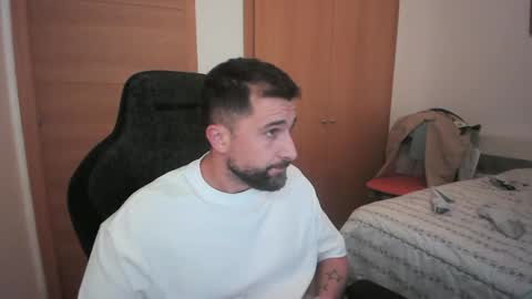 Snapshot of iberian_macho chatting on 10/18/25, 09:48 iberian_macho online show from 10/18/25, 09:48