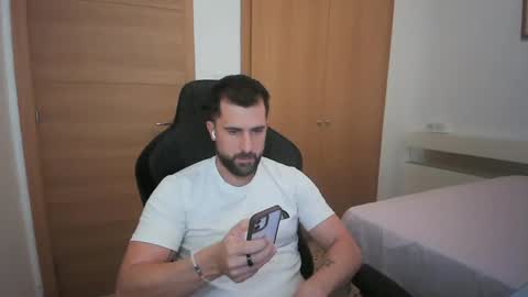 Snapshot of iberian_macho chatting on 10/23/25, 03:11 iberian_macho online show from 10/23/25, 03:11