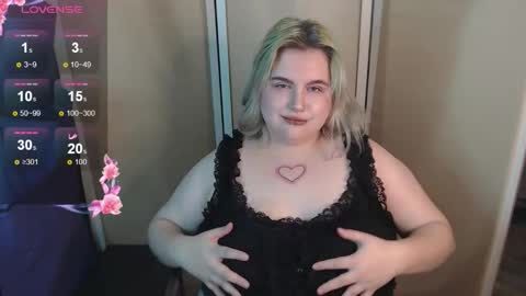 Snapshot of ice_baby01 chatting on 10/17/25, 05:48 Alice Bunny666 online show from 10/17/25, 05:48