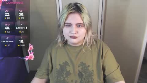 Snapshot of ice_baby01 chatting on 10/25/25, 08:03 Alice Bunny666 online show from 10/25/25, 08:03