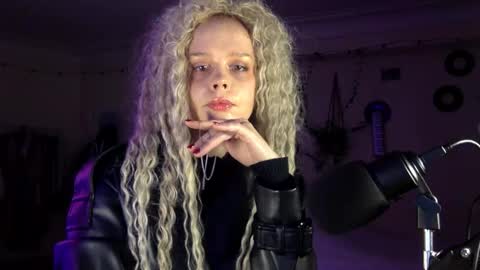 Snapshot of icecreamamy chatting on 01/16/26, 11:53 Nina online show from 01/16/26, 11:53