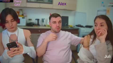 Julia and Mira online show from 12/05/24, 11:27