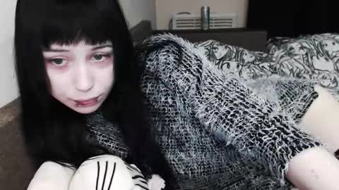 iiiiiiis online show from 12/03/25, 12:29