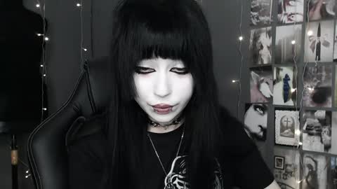 iiiiiiis online show from 05/02/26, 10:04