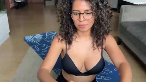 Snapshot of illaroom chatting on 01/28/25, 10:12 Kloe online show from 01/28/25, 10:12