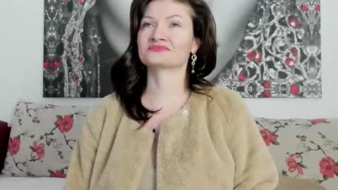 Snapshot of illegalbeauty87 chatting on 01/15/26, 01:21 Ingrid or more easier...Miss GoDDess Mistress online show from 01/15/26, 01:21