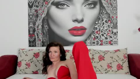 Snapshot of illegalbeauty87 chatting on 04/19/26, 06:10 Ingrid or more easier...Miss GoDDess Mistress online show from 04/19/26, 06:10