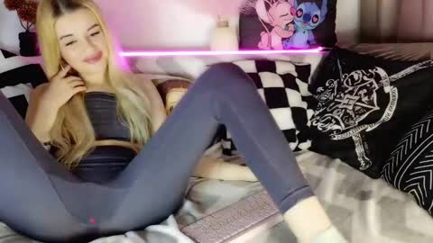 Snapshot of iloveextremestuff chatting on 02/21/25, 08:38 nicollee online show from 02/21/25, 08:38