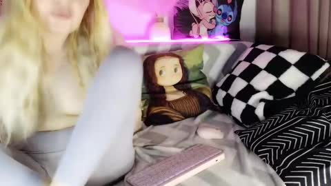 Snapshot of iloveextremestuff chatting on 03/11/25, 03:23 nicollee online show from 03/11/25, 03:23