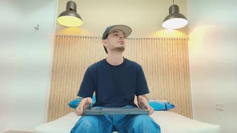 Snapshot of im_bull chatting on 12/18/25, 03:07 BULL online show from 12/18/25, 03:07