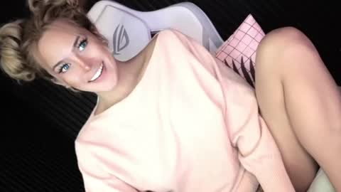 Candy Moore online show from 04/29/26, 02:43