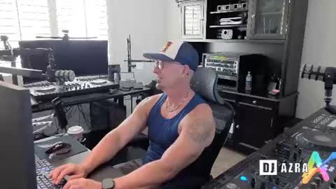 Snapshot of imdjazra chatting on 08/05/26, 08:44 DJ Azra online show from 08/05/26, 08:44