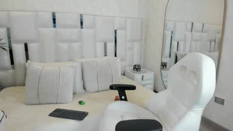 Snapshot of imkrystall chatting on 11/11/25, 08:31 Krystall online show from 11/11/25, 08:31