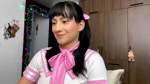 Snapshot of imlenka chatting on 12/17/25, 11:33 Lenka online show from 12/17/25, 11:33