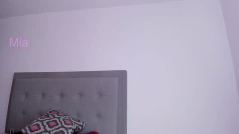 mia ---------  COL TIME online show from 02/09/25, 01:44