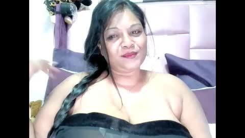 Snapshot of indiandelia chatting on 10/27/25, 03:54 indiandelia online show from 10/27/25, 03:54