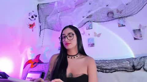 Snapshot of ineedmydaddy_ chatting on 10/13/25, 01:16 Luna online show from 10/13/25, 01:16